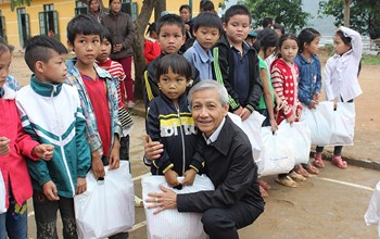 300 phần quà trao tay trẻ em nghèo Hà Tĩnh