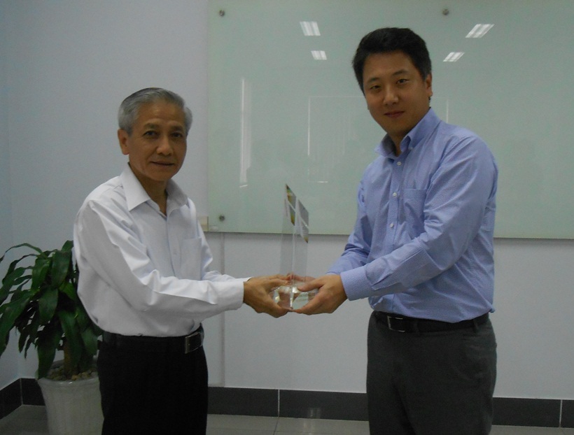 Kien Vuong receives the reward as the Best Distributor in Southeast Asia from Dupont